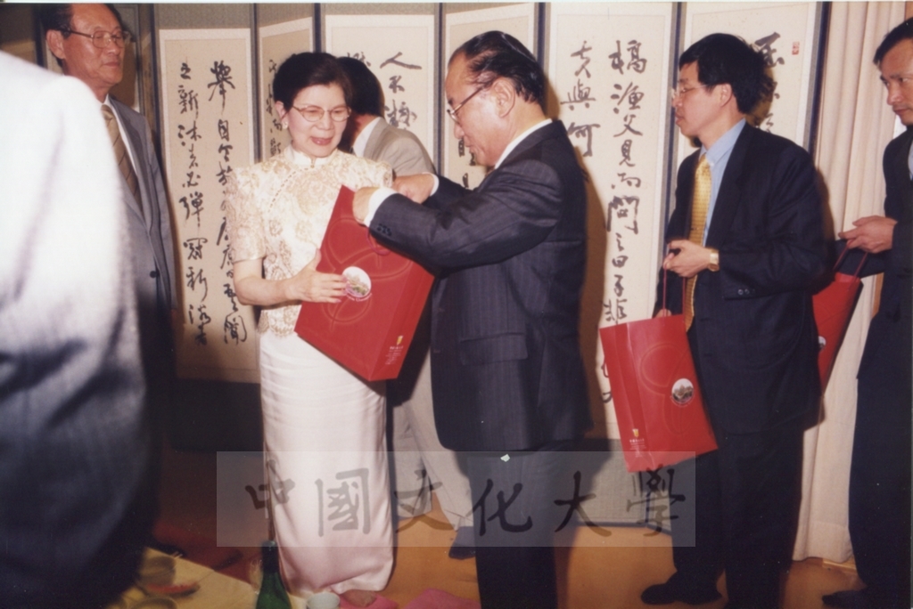 2002年6月15董事長張鏡湖率同校長林彩梅、總務長唐彥博、韓文系教授林明德拜會湖南大學董事長朴基仁伉儷的圖檔，第5張，共9張