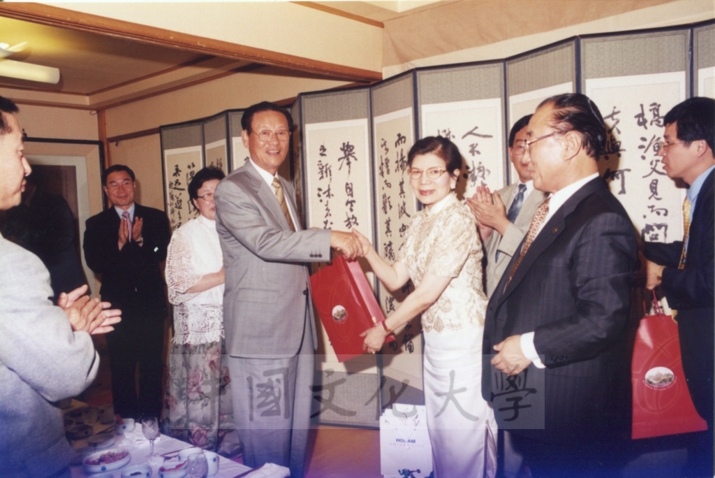 2002年6月15董事長張鏡湖率同校長林彩梅、總務長唐彥博、韓文系教授林明德拜會湖南大學董事長朴基仁伉儷的圖檔，第6張，共9張