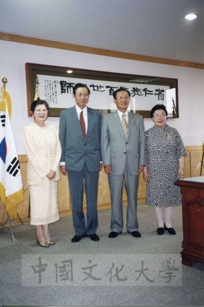 2002年6月15日董事長張鏡湖前往韓國湖南大學拜會湖南大學董事長朴基仁伉儷、校長尹亨燮先生的圖檔，第8張，共17張