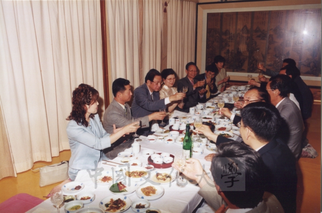 2002年6月15日董事長張鏡湖受頒湖南大學經營學名譽博士頒贈典禮的圖檔，第30張，共33張