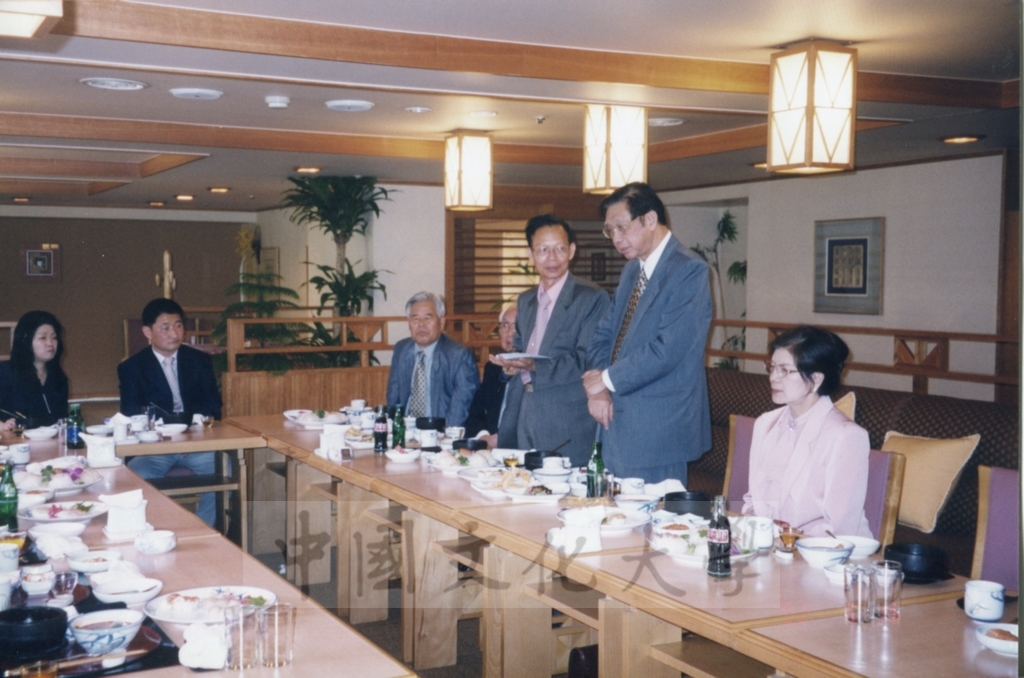 2002年6月16日董事長張鏡湖與韓籍校友餐敘的圖檔，第3張，共4張