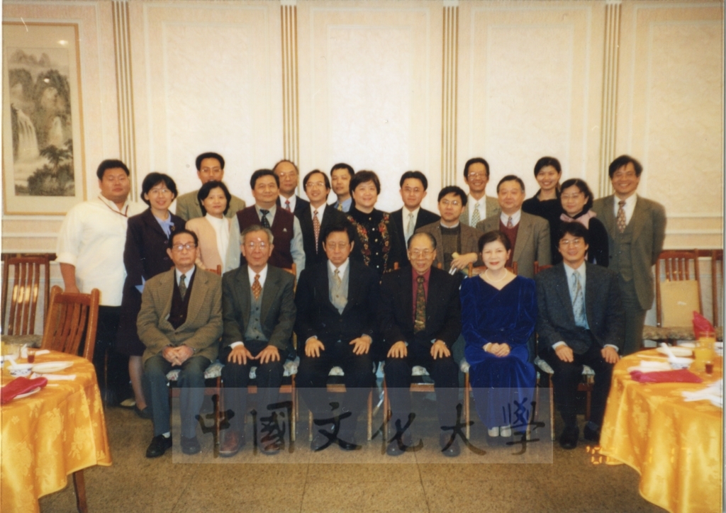 2002年1月17日董事長張鏡湖參加周震歐教授榮退餐會的圖檔，第1張，共1張