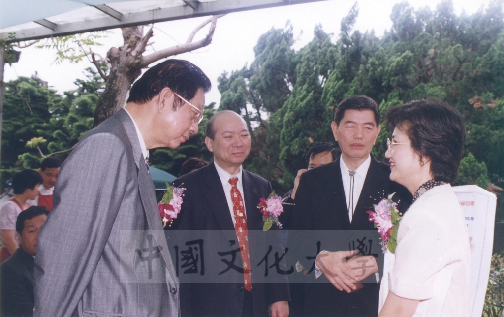 2002年5月2日董事長張鏡湖出席文大師生作壁畫為陽明山社區造景觀「藝術巧拼妝草山鄰里關懷活動」的圖檔，第1張，共11張