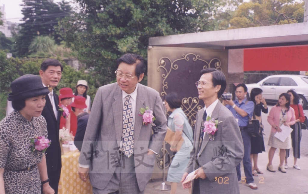 2002年5月2日董事長張鏡湖出席文大師生作壁畫為陽明山社區造景觀「藝術巧拼妝草山鄰里關懷活動」的圖檔，第2張，共11張