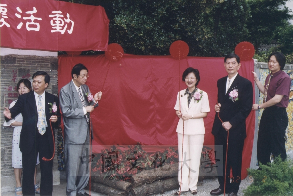 2002年5月2日董事長張鏡湖出席文大師生作壁畫為陽明山社區造景觀「藝術巧拼妝草山鄰里關懷活動」的圖檔，第6張，共11張