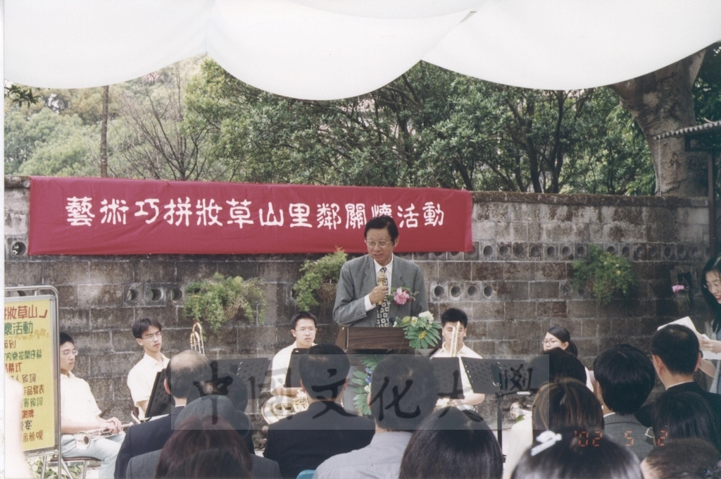 2002年5月2日董事長張鏡湖出席文大師生作壁畫為陽明山社區造景觀「藝術巧拼妝草山鄰里關懷活動」的圖檔，第7張，共11張