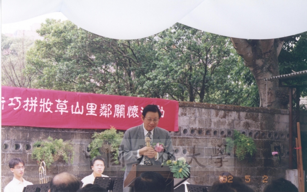 2002年5月2日董事長張鏡湖出席文大師生作壁畫為陽明山社區造景觀「藝術巧拼妝草山鄰里關懷活動」的圖檔，第9張，共11張