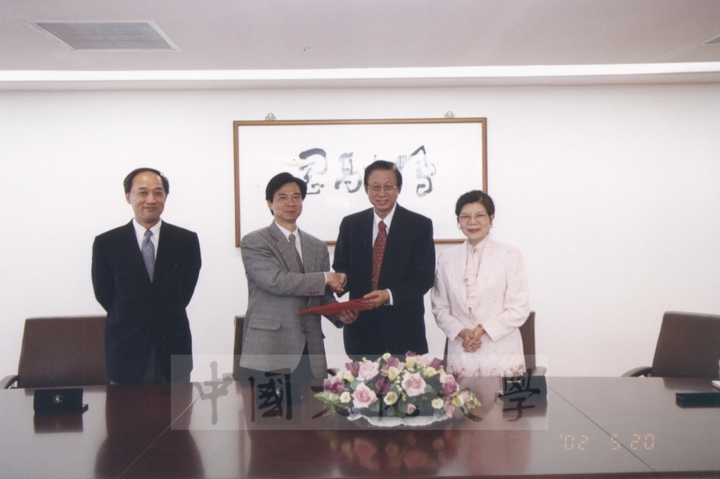 2002年5月20日本校與北京中央音樂學院簽約，繼續辧理「台灣社會音樂聯合考級」制度的合作的圖檔，第2張，共3張