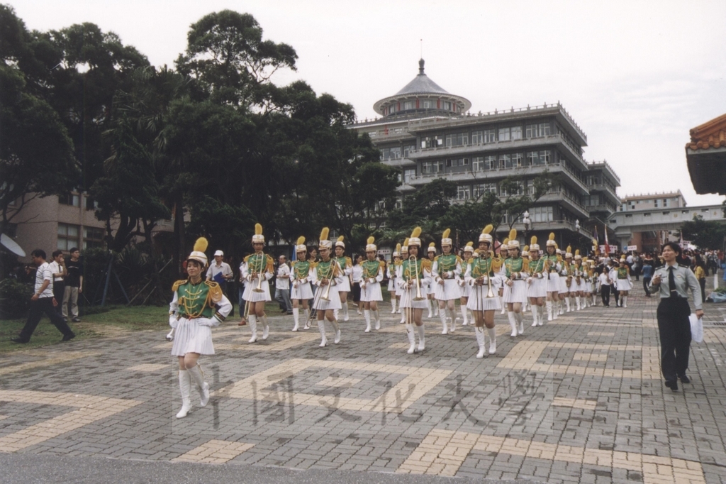 2002年6月14日中國文化大學九十學年度畢業典禮的圖檔，第2張，共10張