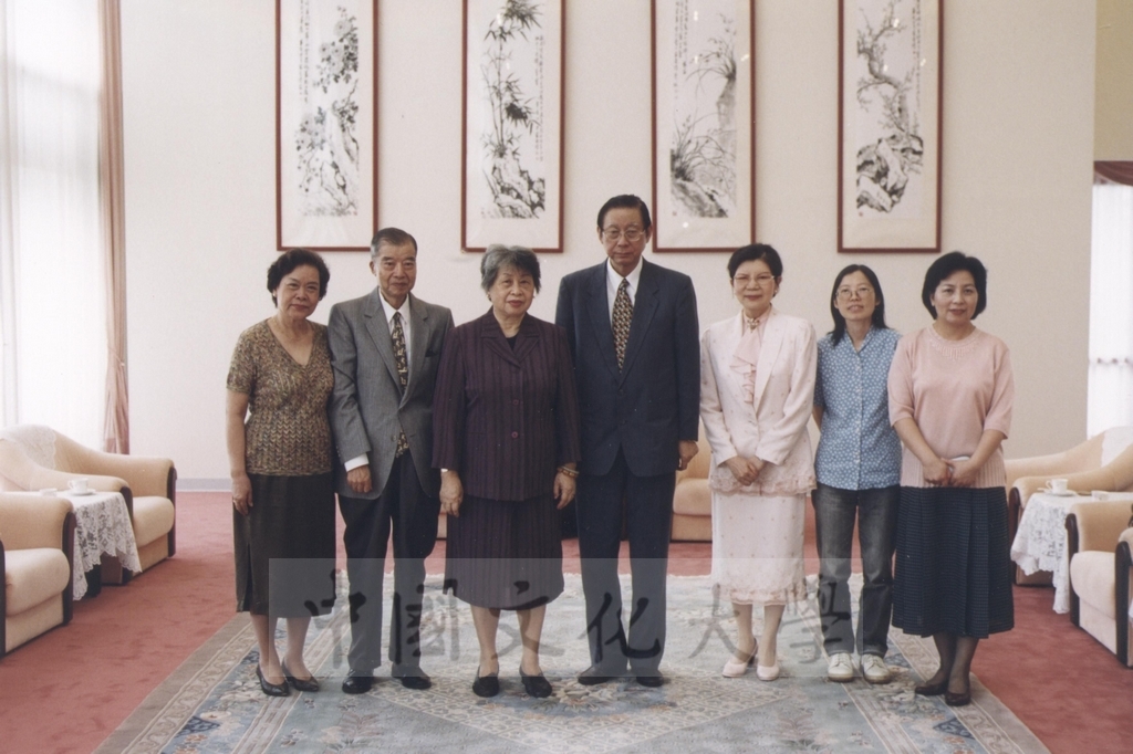 2002年6月18日錢穆夫人胡美琦女士蒞臨本校參觀並拜會董事長張鏡湖及校長林彩梅的圖檔，第1張，共1張