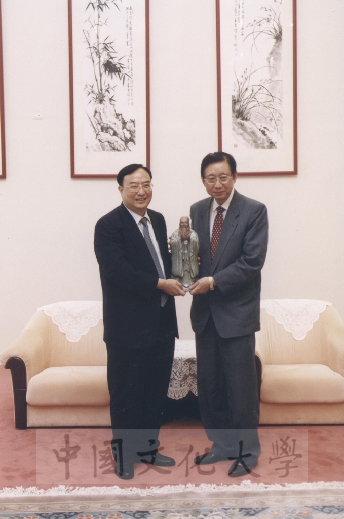 2002年6月19日浙江大學訪問團蒞臨本校參訪並拜會董事長張鏡湖的圖檔，第2張，共3張