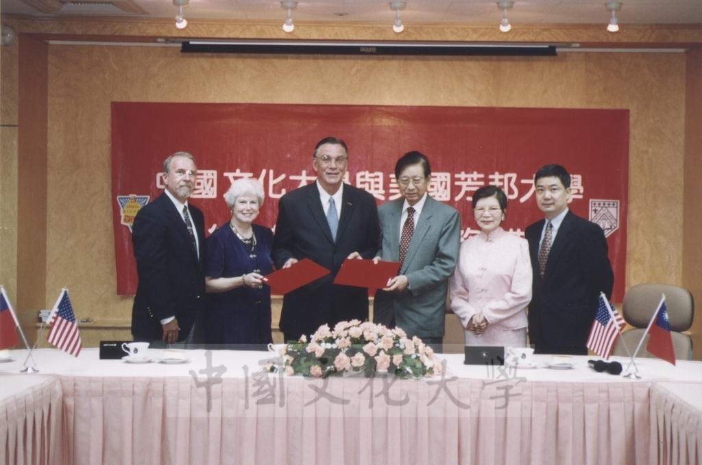 2002年8月6日舉行本校與美國芳邦大學(Fontbonne University)締結姐妹校簽約典禮的圖檔，第7張，共12張