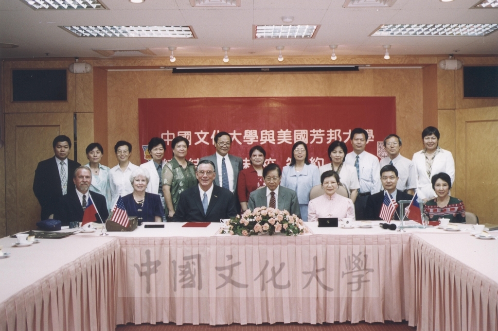 2002年8月6日舉行本校與美國芳邦大學(Fontbonne University)締結姐妹校簽約典禮的圖檔，第11張，共12張