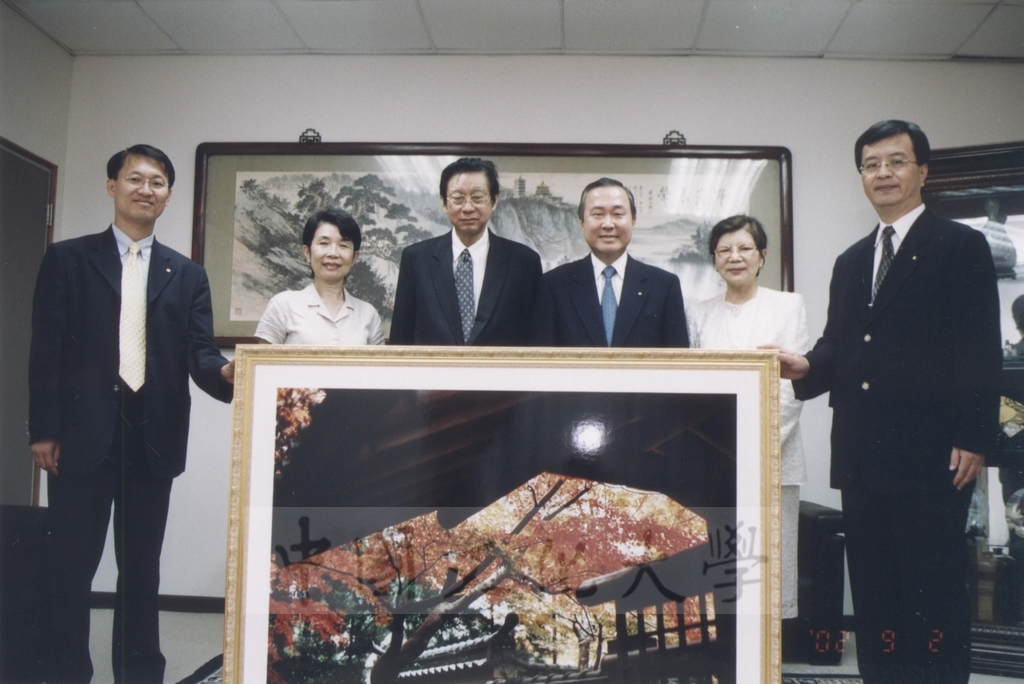 2002年9月2日台灣創價學會理事長林釗特將池田大作攝影作品致贈中國文化大學的圖檔，第1張，共2張