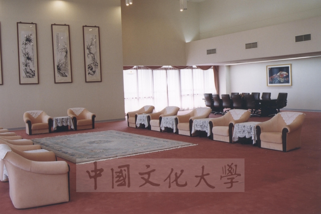 2002年9月2日台灣創價學會理事長林釗特將池田大作攝影作品致贈中國文化大學的圖檔，第2張，共2張