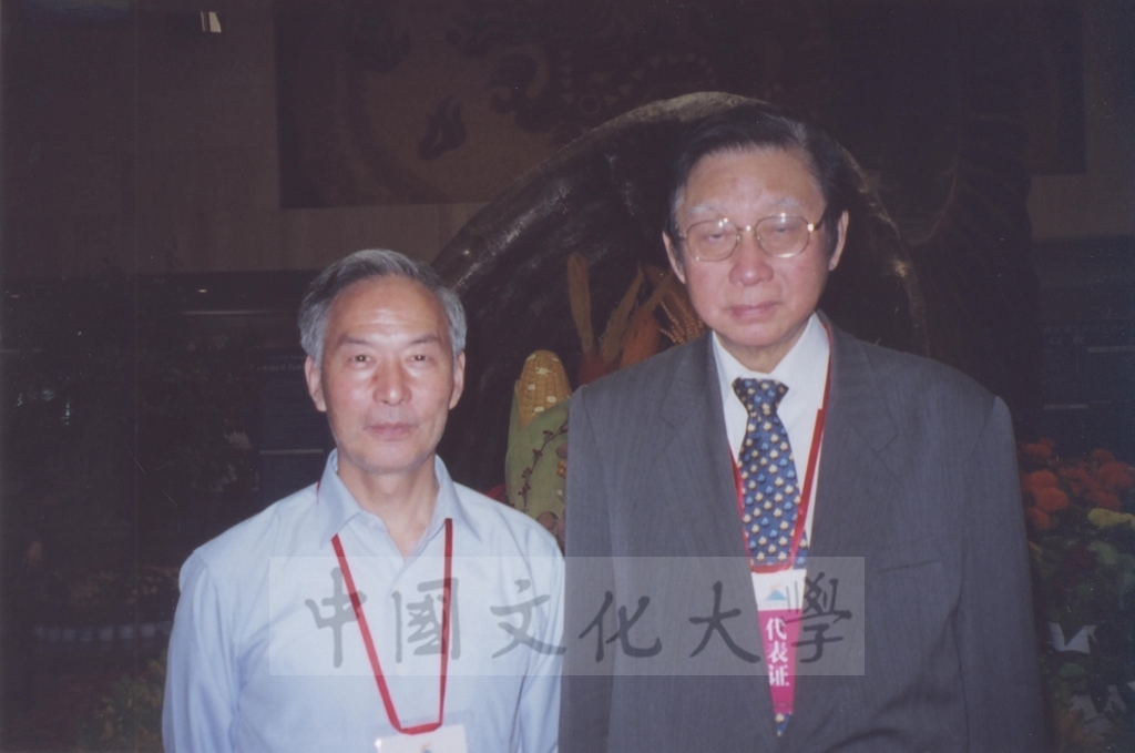 2002年董事長張鏡湖應邀參加杭州市人民政府與浙江大學主辦的「2002長江三角洲區域發展國際研討會暨城市市長、企業家論壇」的圖檔，第4張，共15張