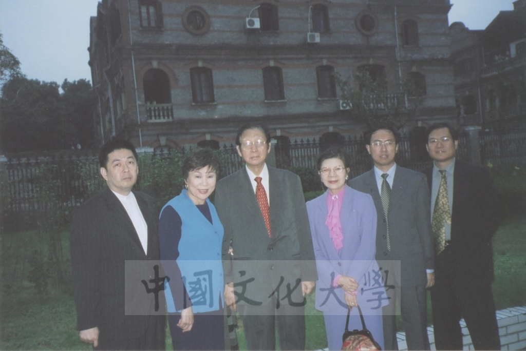 2002年董事長張鏡湖應邀參加杭州市人民政府與浙江大學主辦的「2002長江三角洲區域發展國際研討會暨城市市長、企業家論壇」的圖檔，第11張，共15張