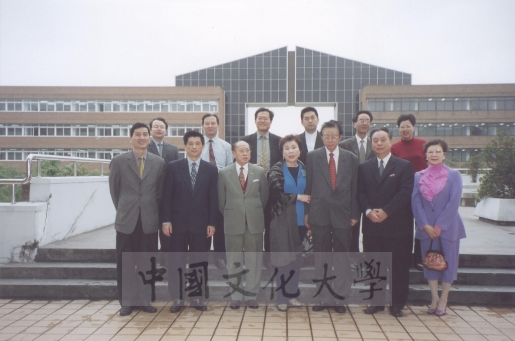 2002年董事長張鏡湖應邀參加杭州市人民政府與浙江大學主辦的「2002長江三角洲區域發展國際研討會暨城市市長、企業家論壇」的圖檔，第13張，共15張