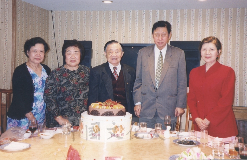 2002年11月1日董事長張鏡湖出席主秘彭振剛生日宴會的圖檔，第1張，共3張