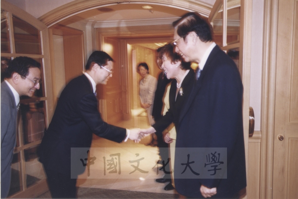 2002年2月28日日本東京富士美術館首席參事池田博正來台參加本校建校40週年校慶的圖檔，第3張，共6張