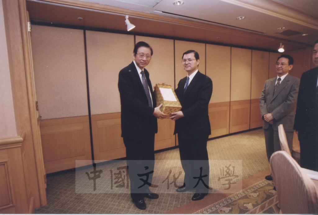 2002年2月28日日本東京富士美術館首席參事池田博正來台參加本校建校40週年校慶的圖檔，第4張，共6張