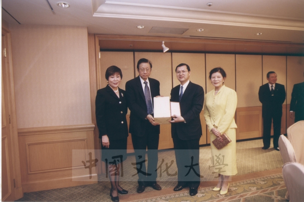 2002年2月28日日本東京富士美術館首席參事池田博正來台參加本校建校40週年校慶的圖檔，第5張，共6張