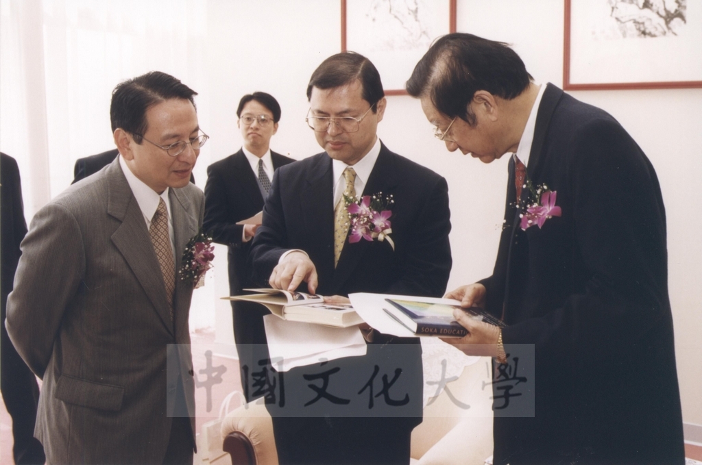 2002年3月1日日本東京富士美術館首席參事池田博正蒞臨本校參加建校40週年慶祝大會的圖檔，第4張，共11張