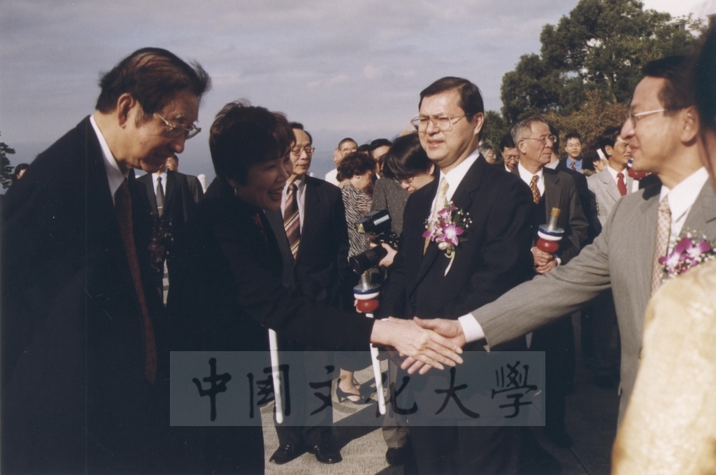 2002年3月1日中國文化大學建校40週校慶，董事長張鏡湖率領貴賓及師長在曉園向創辦人張其昀致敬的圖檔，第3張，共4張