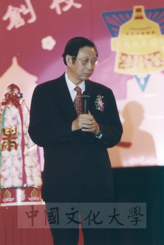 2002年3月1日中國文化大學建校40週年校慶慶祝晚會的圖檔，第1張，共34張