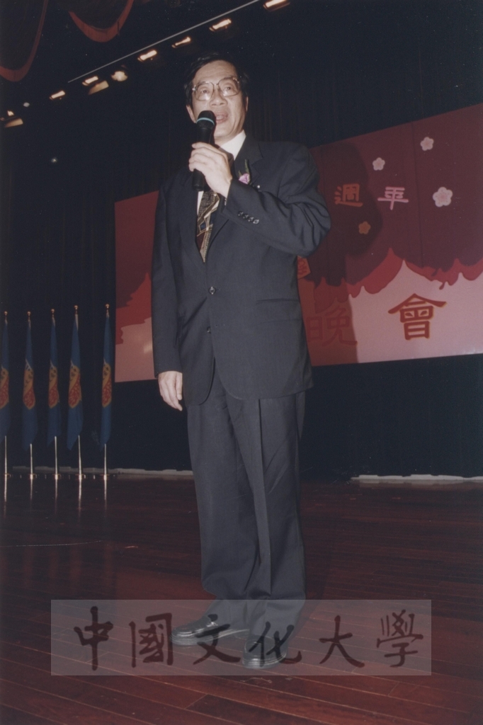 2002年3月1日中國文化大學建校40週年校慶慶祝晚會的圖檔，第3張，共34張