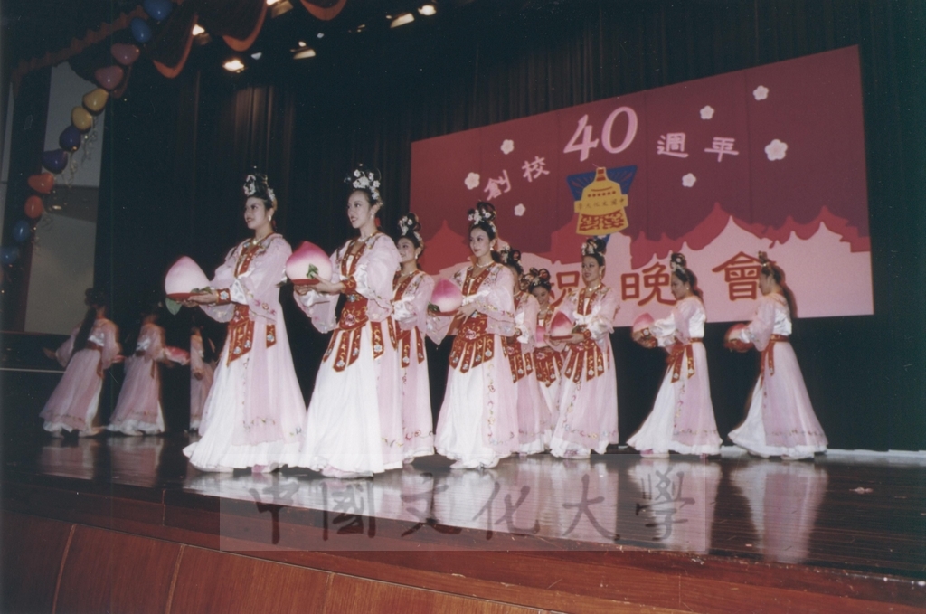 2002年3月1日中國文化大學建校40週年校慶慶祝晚會的圖檔，第6張，共34張