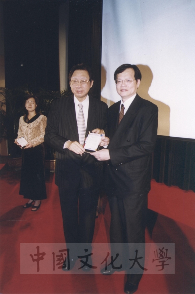 2002年3月1日中國文化大學建校40週年校慶慶祝晚會的圖檔，第14張，共34張