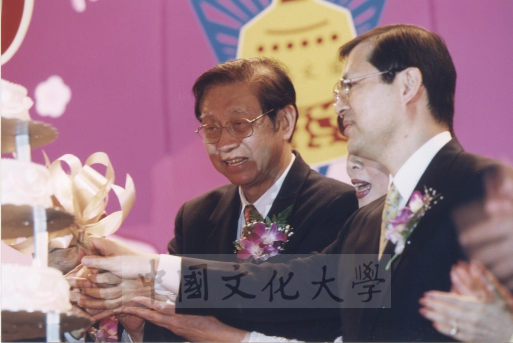 2002年3月1日中國文化大學建校40週年校慶慶祝晚會的圖檔，第22張，共34張