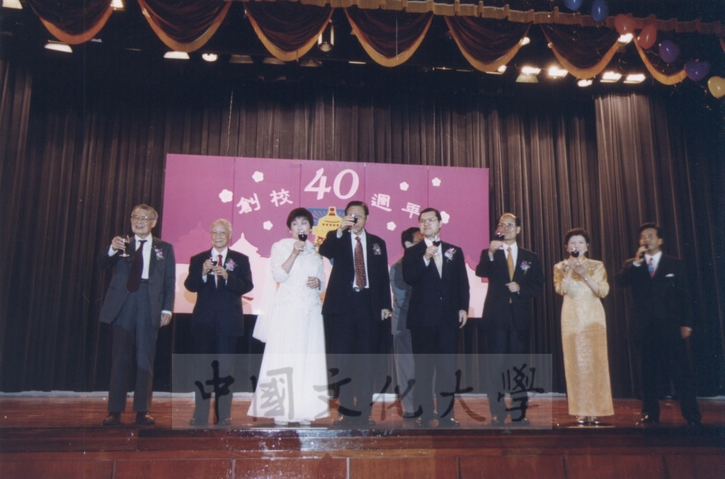 2002年3月1日中國文化大學建校40週年校慶慶祝晚會的圖檔，第25張，共34張
