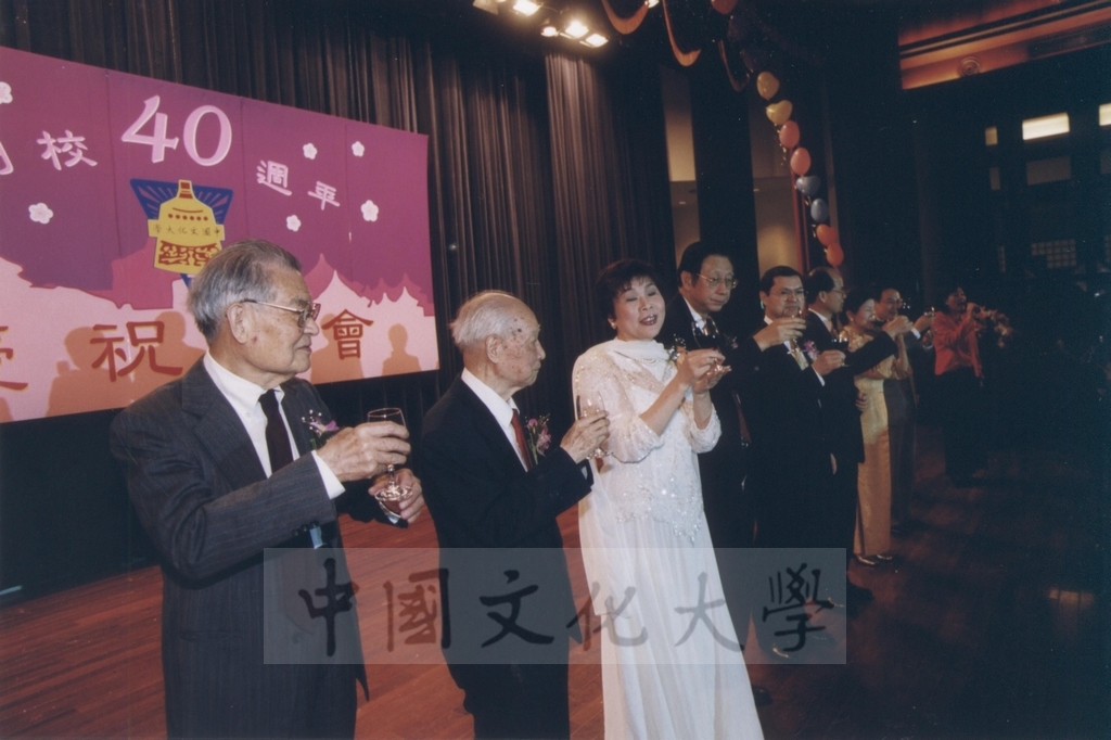 2002年3月1日中國文化大學建校40週年校慶慶祝晚會的圖檔，第26張，共34張