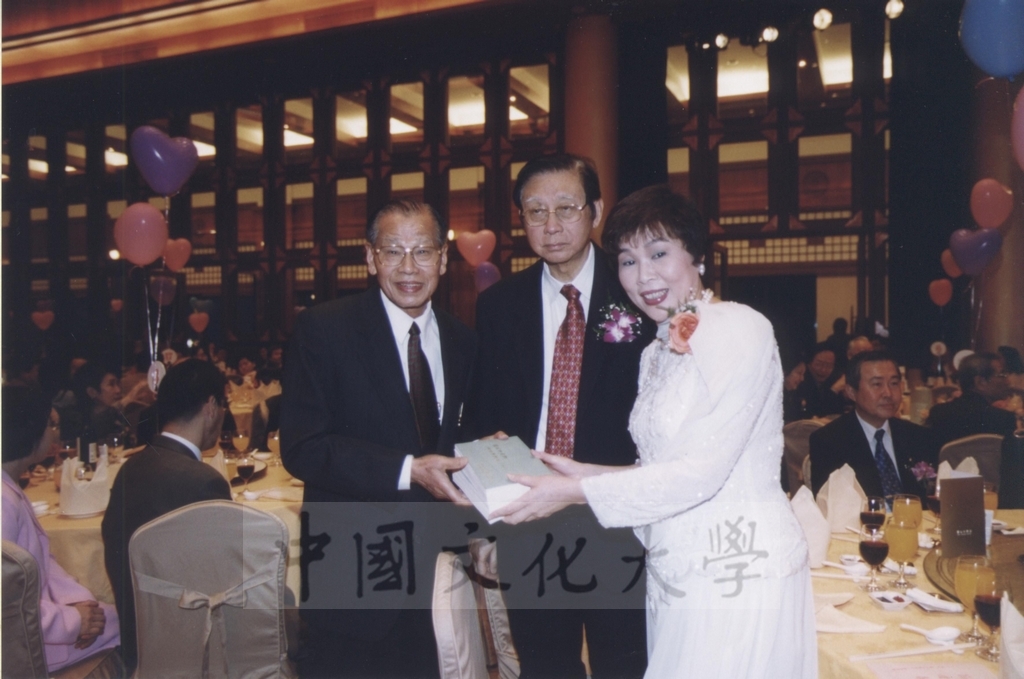 2002年3月1日中國文化大學建校40週年校慶慶祝晚會的圖檔，第28張，共34張