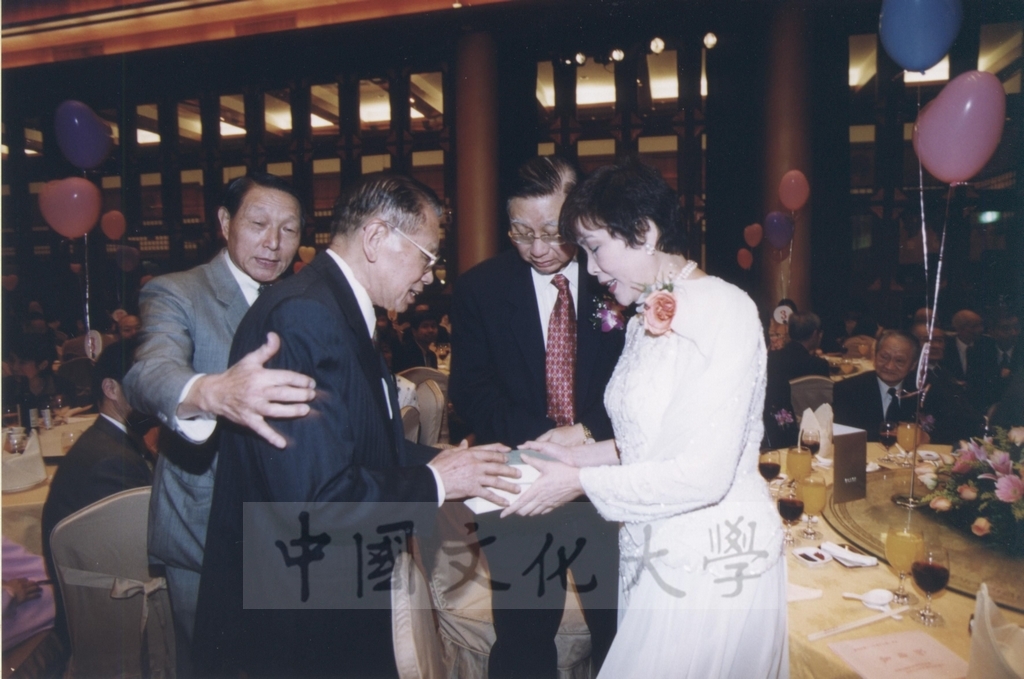 2002年3月1日中國文化大學建校40週年校慶慶祝晚會的圖檔，第29張，共34張