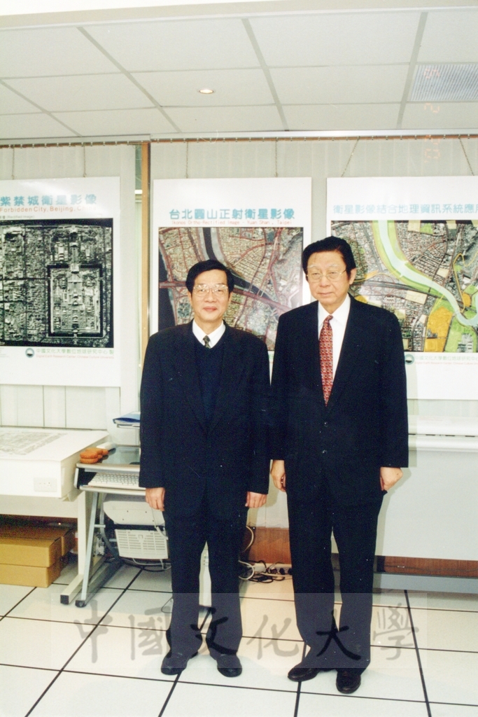 2002年2月9日教育部長黃榮村蒞臨文大向宋越倫教授拜年並參觀校園的圖檔，第1張，共5張