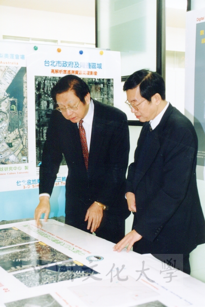 2002年2月9日教育部長黃榮村蒞臨文大向宋越倫教授拜年並參觀校園的圖檔，第2張，共5張