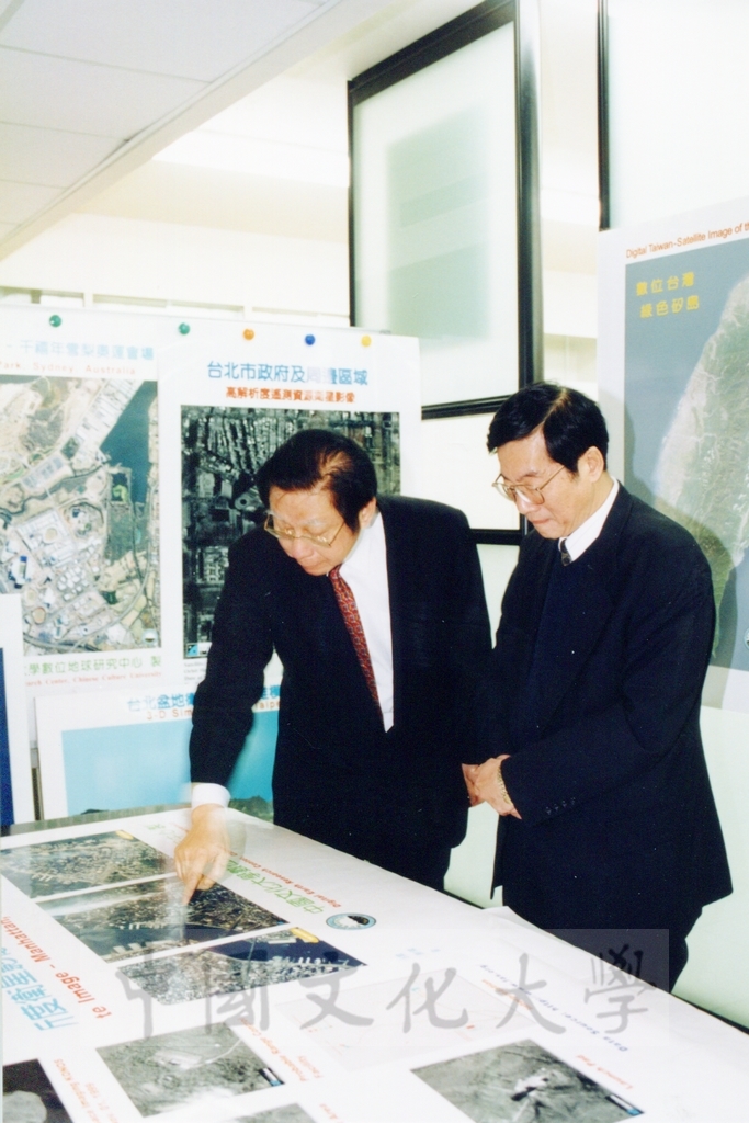 2002年2月9日教育部長黃榮村蒞臨文大向宋越倫教授拜年並參觀校園的圖檔，第3張，共5張