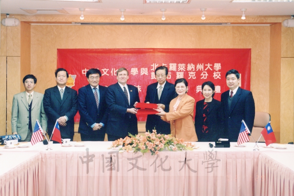 2002年1月29日舉行本校與美國北卡羅萊納州大學彭布羅克分校(The University of North Carolina at Pembroke)締結姐妹校簽約典禮的圖檔，第4張，共6張