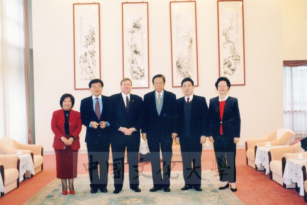 2002年1月29日舉行本校與美國北卡羅萊納州大學彭布羅克分校(The University of North Carolina at Pembroke)締結姐妹校簽約典禮的圖檔，第6張，共6張