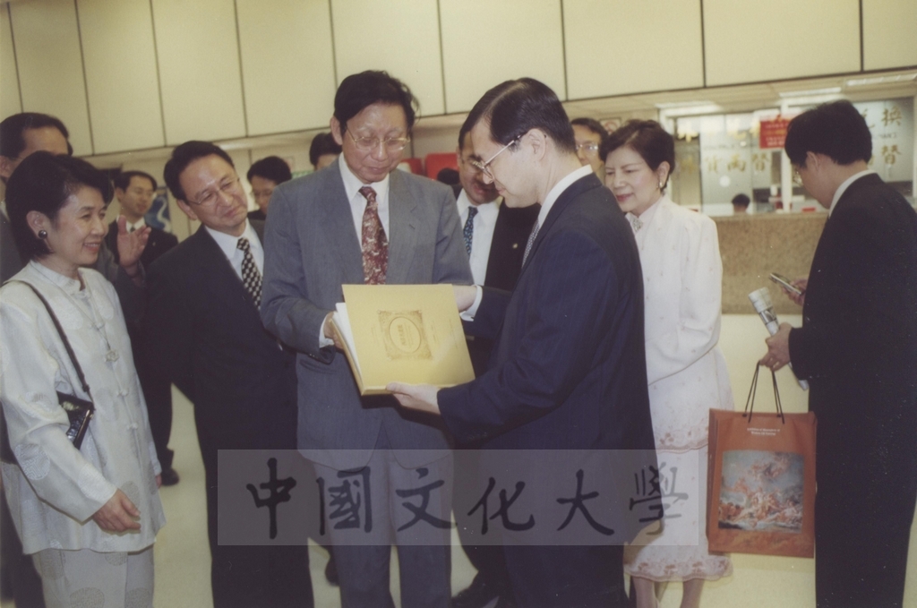 2000年9月30日日本東京富士美術館主席參事池田博正來台參加「西洋名畫展」開幕典禮的圖檔，第4張，共5張
