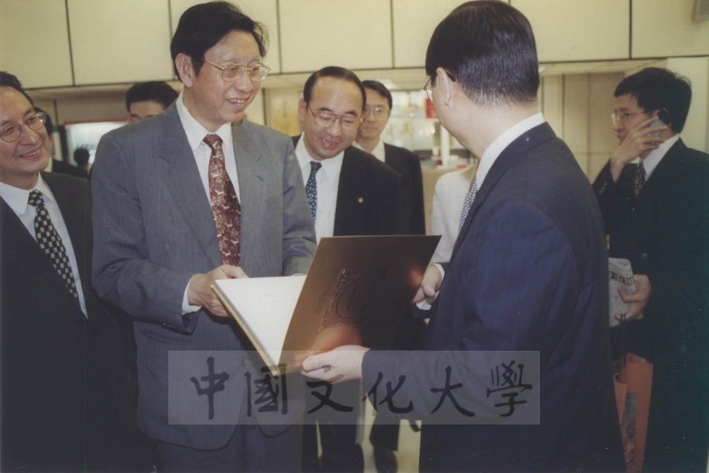 2000年9月30日日本東京富士美術館主席參事池田博正來台參加「西洋名畫展」開幕典禮的圖檔，第5張，共5張