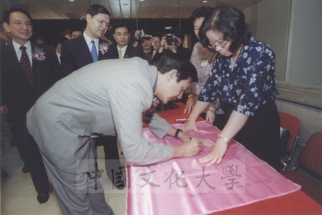 2000年10月1日「西洋名畫展」開幕典禮，教育部部長曾志朗、台北市長馬英九蒞臨會場致賀的圖檔，第5張，共26張