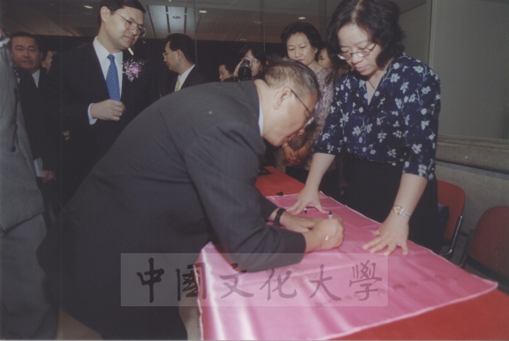 2000年10月1日「西洋名畫展」開幕典禮，教育部部長曾志朗、台北市長馬英九蒞臨會場致賀的圖檔，第6張，共26張