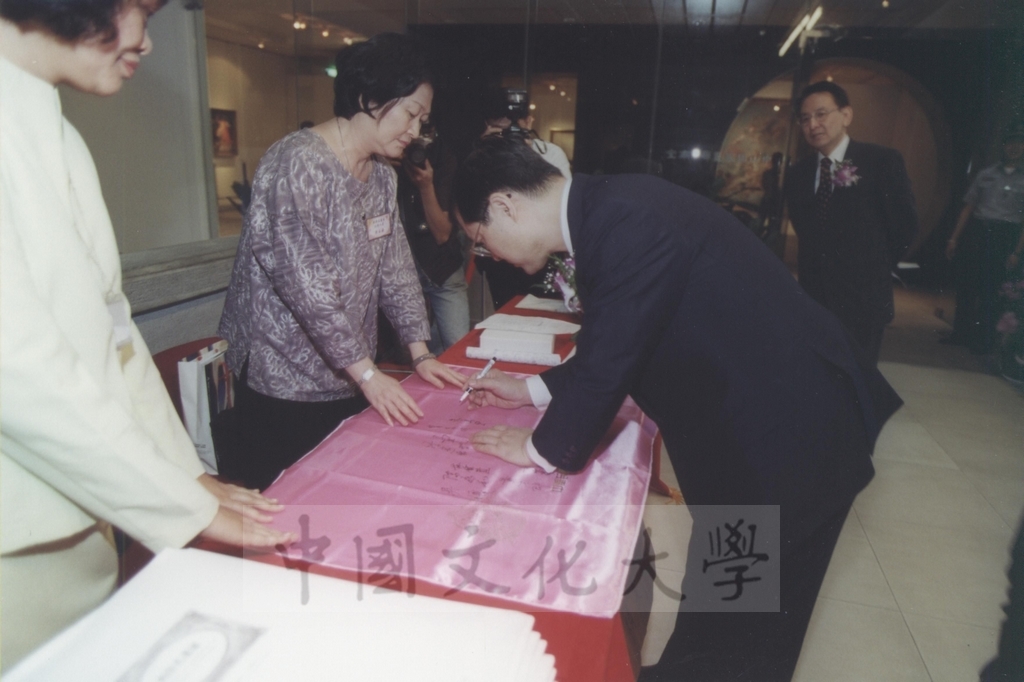 2000年10月1日「西洋名畫展」開幕典禮，教育部部長曾志朗、台北市長馬英九蒞臨會場致賀的圖檔，第7張，共26張