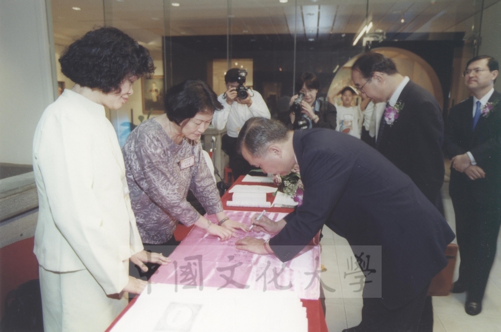 2000年10月1日「西洋名畫展」開幕典禮，教育部部長曾志朗、台北市長馬英九蒞臨會場致賀的圖檔，第8張，共26張