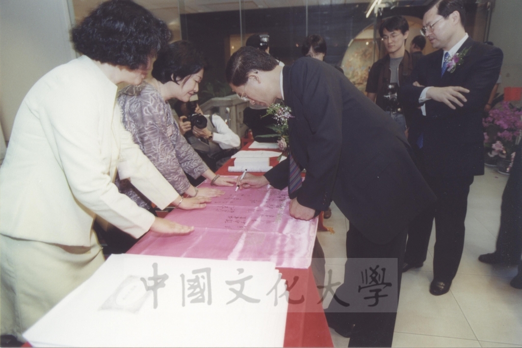 2000年10月1日「西洋名畫展」開幕典禮，教育部部長曾志朗、台北市長馬英九蒞臨會場致賀的圖檔，第9張，共26張