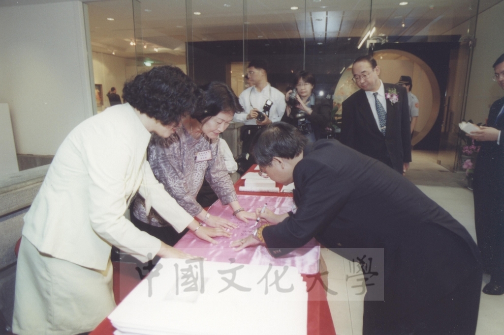 2000年10月1日「西洋名畫展」開幕典禮，教育部部長曾志朗、台北市長馬英九蒞臨會場致賀的圖檔，第10張，共26張